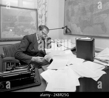 Oslo 19600924 sur 23 septembre, Nikita Khrouchtchev a prononcé un discours à l'ONU. Quelques heures plus tard, le discours devait être lu dans les journaux du monde entier. Dans les éditeurs étrangers des journaux, les télégrammes des agences de presse sont traduits et traités pour le journal. Ici Erik Loe dans Arbeiderbladet a commencé son commentaire sur la base des télégrammes. Photo: Aaserud / courant / NTB Banque D'Images