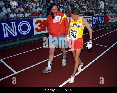 Oslo juillet 1991. Ingrid Kristiansen pleure pendant les Jeux de Bislett. À son entraîneur, Johan Kaggestad. Photo; Lasse Evensen / NTB Banque D'Images