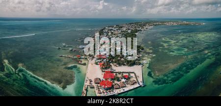 Une magnifique vue aérienne de la Split à Caye Caulker, Belize avec l'eau turquoise sous un ciel nuageux Banque D'Images