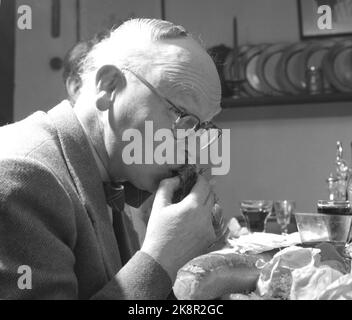 Noël Oslo 1958. Les membres Prominated de 'Press's Lutlag' ont composé une table de Noël très inhabituelle. Chaque homme a même fait le droit qu'il préférerait. La table de Noël a été agencée à la Ligjordet de la famille Leif Borthen. Ici, nous voyons l'auteur Odd Bang-Hansen apprécier la nourriture. Photo: Aage Storløkken Current / NTB Banque D'Images