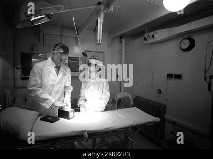 Tønsberg 19591114 600 hommes et une femme infirmière Esther Berg (25) sur le chemin de la pêche à la baleine dans la mer du Sud avec 600 hommes. Voici la première fille avec le docteur Reidar Wivart qui a été à bord de la cuisine de baleine Balaena pendant cinq saisons. Photo: Sverre A. Børretzen / actuel / NTB Banque D'Images