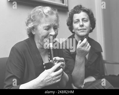 Oslo 19621117. Des tubes d'essai pour femmes célèbres spécialement conçus pour les femmes. Cette année, une usine de tuyaux norvégienne va vendre des bips aux femmes. Par ex. Les femmes parlementaires Haldis Tjernsberg, Hedmark et Guri Johannessen, Buskerud n'étaient pas positives. Le pré-étoilé a pris deux mesures, et a donné leur jugement: TVI, doute maintenant je dois avoir du café. Elle ne fume pas non plus comme d'habitude. Mme Johannessen n'est pas non plus un esclave de nicotine, il y avait donc un piège: Pas de pipe pour les femmes. Photo: Ivar Storløkken Current / NTB Banque D'Images