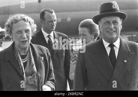 Oslo 19720802. Le VII anniversaire du roi Haakon en 100th. La princesse Margaretha du Danemark (t.v.) a été reçue par le roi Olav, la princesse Ragnhild et le prince héritier Harald à son arrivée à Fornebu. La princesse Margaretha participera à la réunion avec les mémoriaux. (La princesse Margaretha était à sa naissance princesse par la Suède et la Norvège. Plus tard, elle devint princesse de Suède, et après son mariage, princesse du Danemark.) Photo: NTB / NTB Banque D'Images