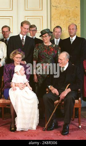 Oslo 19901020. Cathrine Ferner et Arild Johansen avec son fils ...