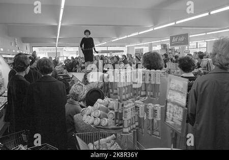 Oslo 19640912 « la bataille de la femme au foyer » la guerre des prix n'est pas effrayante ! Cela ne signifie qu'une vive concurrence pour les couronnes que les consommateurs ont à leur disposition. Dans de nombreuses industries, c'est une guerre des prix. Finalement, elle a atteint l'industrie alimentaire, où il est si intensément qu'Oslo fait l'expérience de la lutte pour la femme au foyer. IRMA organise un spectacle star-manquin à partir de br. Ollendorff. Les modèles utilisent le comptoir du congélateur comme passerelle. Photo; Aage Storløkken / Ivar Aaserud / actuel / NTB Banque D'Images