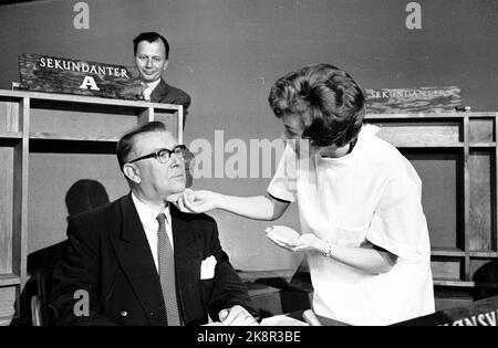 Oslo 1961 - la campagne électorale à la télévision a été un tout nouveau phénomène en 1961. La campagne électorale de cette année a été ouverte dans le grand studio de télévision de Marienlyst avec le premier des neuf programmes avant l'élection. Le politicien Nils Hønsvald est constitué avant l'envoi. Derrière est l'une des secondes. Photo: Ivar Aaserud / courant / courant NTB courant 35/03/1961: 'Plus à la sélection TV' Banque D'Images