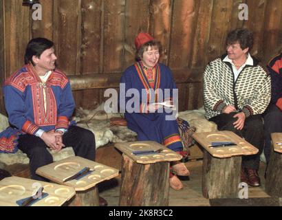 Karasjok 19950221. Le Premier ministre Gro Harlem Brundtland lors de sa visite à Karasjok, où elle a également visité le Parlement sami. Ici, elle visite Gamme au Parlement sami. Autour du feu à Gammen (F.) Président du Parlement sami Ole Henrik Magga, vice-président ing-Lill Pavall et Brundtland. Photo: Gorm Kallestad NTB / NTB Banque D'Images