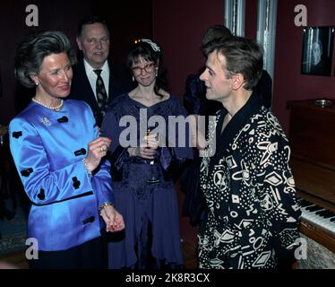 Oslo 29 mars 1992. La reine Sonja en conversation avec le danseur vedette Mikhail Baryhnikov qui est apparu dans l'Opéra norvégien. Photo; Aleksander Nordahl / NTB / NTB Banque D'Images