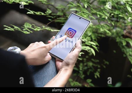 CHIANGMAI, THAÏLANDE - 09 juillet 2021: Une femme tenant un smartphone avec l'application Instagram sur l'écran. Instagram est une application de partage de photos pour Banque D'Images