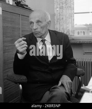 Oslo juin 1959 politicien Martin Tranmæl (1879/1967) Tranmæl était une figure centrale du Parti travailliste norvégien et de l'Organisation nationale. Ici, la chaire sur la chaire dans la Société étudiante, parle et se gestuelle. Photo: Børretzen / courant / NTB Banque D'Images