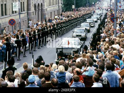 Oslo 19880702. Le roi Olav a 85 ans. Le roi Olav conduit dans un raccourci le long de Karl Johans porte sur son chemin au Storting dans une voiture ouverte. Photo: Olav Olsen NTB Banque D'Images