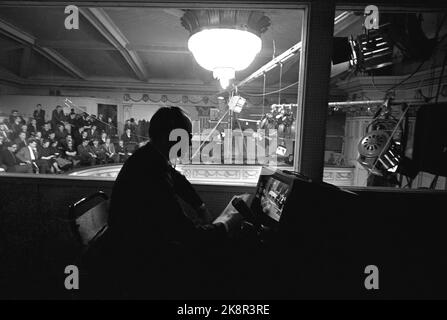 Oslo janvier 1964 - débat politique sur la télévision au Théâtre central d'Oslo. « Où est le communisme ? » Montre toute l'équipe de télévision en action. Directeur de programme Kjell Arnljot Wig. Le débat se déroule entre le panel et la salle. 4 caméras et 10 microphones sont installés. Voici le commentateur per Øyvind Heradstveit dans une boîte en verre insonorisée sur le balcon. Photo: Aage Storløkken / actuel / NTB Banque D'Images