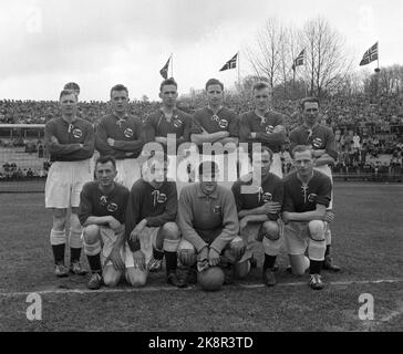 Oslo 19550508. Stade Ullevål. Norvège - Hongrie 0-5. 27528 spectateurs. A cette époque, la Hongrie avait le footballeur de renommée mondiale Ferenc Puskas. L'équipe norvégienne était composée du gardien Willy Aronsen, Arne Bakker, Harry Boye Karlsen, Thorbjørn Svenssen, Arne Doctors, Thor Hernes, Reidar Kristiansen, Per Ljostveit, Gunnar Thoresen, Arne Kotte et Willy Olsen. Photo : scène Jan Banque D'Images