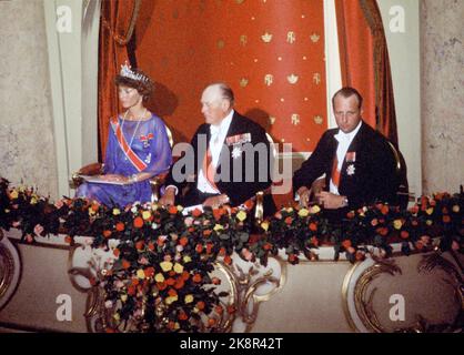 Oslo 19780701. Roi Olav 75 ans. Ici, de la représentation de la fête au Théâtre national pendant la célébration du roi Olav 75 ans. Par ex. La princesse de la Couronne Sonja, le roi Olav et le prince héritier Harald. Photo: Bjørn Sigurdsøn NTB / NTB Banque D'Images