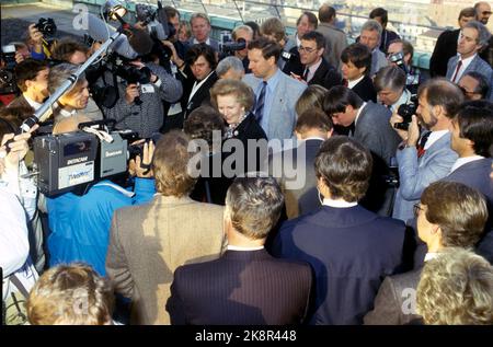 Oslo 19860912. La première ministre de la Bristian Margaret Thatcher lors d'une visite officielle en Norvège. Les premiers ministres margaret Thatcher et Gro Harlem Brundtland (au milieu) ont une vision d’Oslo depuis le sommet du bâtiment du gouvernement avant le début des pourparlers politiques. Ici, le bras de presse des personnes qui avaient assisté à l'événement. Photo: Jens Kvale NTB / NTB Banque D'Images