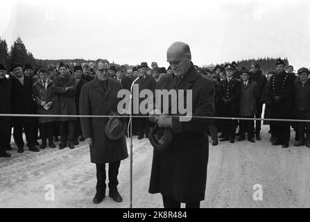 Lier, 19671218. Le tunnel Liert s'ouvre. Ici, le ministre des Transports Håkon Kyllingmark coupe la corde de soie de couleur nationale. À côté de lui se trouve OLAF Watnebryn. C'était la première étape de l'autoroute entre Oslo et Drammen. Il a une longueur totale de 8 3 km et a coûté 50 millions de NOK. Photo: NTB / NTB Banque D'Images