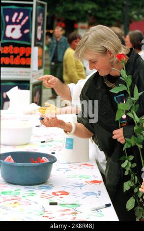 Oslo. Bernt Christian Reppe, tué à la boîte de nuit de Snorre Compagniet à Oslo, était à la mémoire vendredi, 3 juillet 1998. Valgerd Svarstad Haugland (ministre de l'enfance et de la famille) met ici sa poignée de main et les célibataires une bannière. Numériser la photo : Ørn E. Borgen Banque D'Images