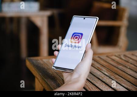 CHIANGMAI, THAÏLANDE - 09 juillet 2021: Une femme tenant un smartphone avec l'application Instagram sur l'écran. Instagram est une application de partage de photos pour Banque D'Images