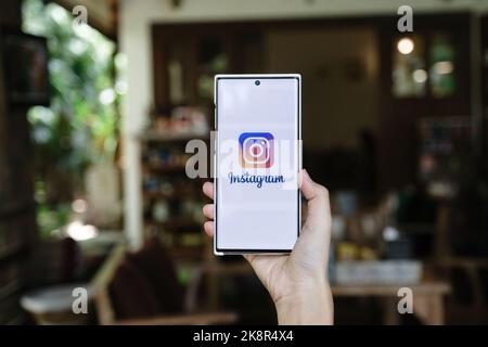 CHIANGMAI, THAÏLANDE - 09 juillet 2021: Une femme tenant un smartphone avec l'application Instagram sur l'écran. Instagram est une application de partage de photos pour Banque D'Images