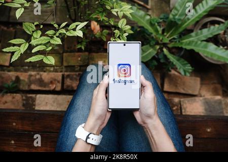 CHIANGMAI, THAÏLANDE - 09 juillet 2021: Une femme tenant un smartphone avec l'application Instagram sur l'écran. Instagram est une application de partage de photos pour Banque D'Images