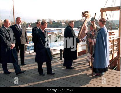 Oslo 199410 : visite d'État de la Finlande en Norvège. Le Président Martti Ahtisaari et Mme Eeva ont effectué une visite officielle en Norvège. La visite d'État a été en partie ajoutée à Oslo et en partie à Tromsø. La photo : le président finlandais, Martti Ahtisaari, salue les Vikings à Aker Brygge, avec le roi Harald et Gerhard Heiberg en tant que spectateurs. Photo: Tor Richardsen Banque D'Images