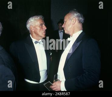 Oslo 19880702. Le roi Olav a 85 ans. Ici depuis le dîner du gouvernement au château d'Akershus pour 355 personnes. Voici quelques-uns des invités pendant le dîner (F.) Per Borten avec le ministre des Affaires étrangères Thorvald Stoltenberg (AP). Photo: Olav Olsen NTB Banque D'Images