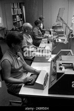 Oslo 19690907 les élections Storting 1969. Punch dames dans le travail de poinçonner les résultats dans IBM construit la nuit d'élection. Photo: NTB / NTB Banque D'Images