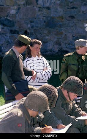 1990 août - la princesse Märtha Louise visite les forces armées. Ici elle est avec des soldats. Photo: Knut falch / NTB Banque D'Images