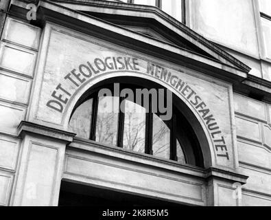 Oslo 1953; le rapport donne un aperçu de la bataille de l'église autour de la faculté privée de l'université de l'église avec le prédicateur de soufre et le professeur Dr. Philos. OLE Hallesby à l'avant-garde de l'évêque Libereal Dr. Theol. Kristian Schjelderup. Les photos proviennent de la Faculté de l'Église de Saint-Olavsgate 29. Photo ; actuelle / NTB Banque D'Images