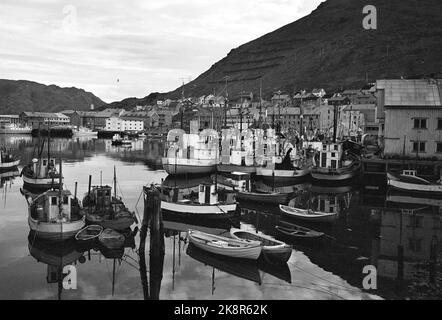 Norvège du Nord 19650724 touristes à l'hôtel Hurtigruta touristes qui veulent voir autant de Norvège que possible, et le soleil de minuit, prendre la route rapide de Bergen à Kirkenes et de retour. Ils vivent dans un hôtel flottant qui les emmène dans de petits endroits et des villes le long de la côte. Bateaux de pêche dans le port. Photo: Sverre A. Børretzen / actuel / NTB Banque D'Images