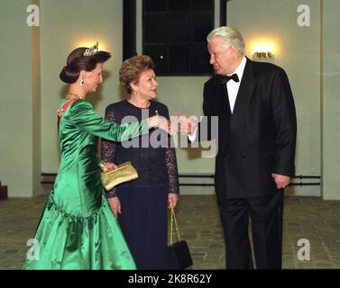 Oslo 19960325: Le président russe Boris Eltsine dans une conversation généreuse avec la reine Sonja et sa femme Naina Yeltsina avant le dîner de gala à Akershus. Eltsine est peut-être venu à la reine Sonja avec quelques mots réconfortants qui ont montré sa main blessée. Le président est en visite d'État en Norvège. La Reine en robe de compagnie verte, bijoux, diadem et sac de compagnie d'or. Photo: Ton Georgsen Scanfoto / NTB Banque D'Images