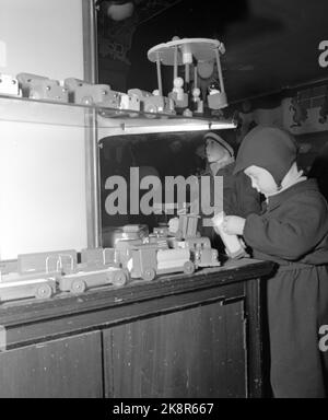 Oslo 195312. Il approche la fin de Noël. Dans quelques heures, le tapis se glissera pour la grande fête, avec l'arbre de Noël comme centre fédérateur. Rarement le monde est si plein d'aventures pour les petits que ces jours-ci. Être avec la mère et le père aux expositions est l'un des éléments réguliers du programme avant Noël pour tous les enfants de la ville. Dans les fenêtres attrayantes avec des jouets, il y a probablement plusieurs listes de souhaits qui ont été écrites. Photo: Sverre A. Børretzen / actuel / NTB Banque D'Images