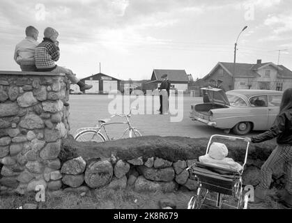 1969-05-12 « la police tente de nouvelles routes ». Makan pour maîtriser l'accélérateur n'a jamais été enregistré sur les routes de Vestfold. Mais ensuite, le contrôle à grande échelle de la police, appelé opération Sample County, a été complètement à l'avance dans la presse locale et dans la capitale. Lundi, 12 mai, il n'y a pas eu de grands jours de circulation à Vestfold, mais d'autre part, il y a eu beaucoup de circulation par les policiers, qui contrôlaient les voitures et étaient admirés par les enfants qui étaient assis sur des clôtures en pierre le long des routes principales. Enfants dans les poussettes. Photo: Aage Storløkken / actuel / NTB Banque D'Images