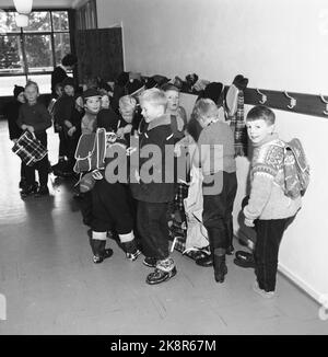 Oslo, 8 décembre 1959. École Hauketo à Prinsdal. Un cours dévêque le vêtement d'extérieur et le fixe sur les crochets avant d'aller dans l'heure. Photo: Aage Storløkken / actuel / NTB Banque D'Images