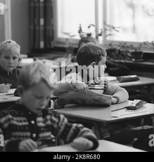 Oslo, 8 décembre 1959. École Hauketo à Prinsdal. Ici le sideman est consulté. Photo: Aage Storløkken / actuel / NTB Banque D'Images