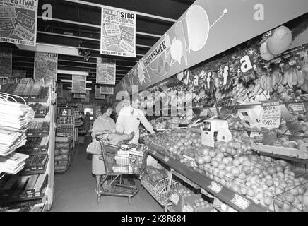 Oslo 19640912 « la bataille de la femme au foyer » la guerre des prix n'est pas effrayante! Cela ne signifie qu'une vive concurrence pour les couronnes que les consommateurs ont à leur disposition. Dans de nombreuses industries, c'est une guerre des prix. Finalement, elle a atteint l'industrie alimentaire, où il est si intensément qu'Oslo fait l'expérience de la lutte pour la femme au foyer. Femme avec un chariot lors d'un voyage shopping avec son enfant. Un employé du magasin l'aide dans le comptoir de fruits. Photo; Aage Storløkken / Ivar Aaserud / actuel / NTB Banque D'Images