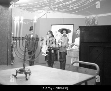 Oslo 19601128 Chanukka dure jusqu'à Pâques. Le parti Chanukka a commencé - le parti lumière juif. Pendant huit jours, les Juifs durent. De la célébration dans la synagogue de la communauté religieuse de la mosaïque à Oslo. Le grand événement de cette année est la fête des enfants qui a lieu une fois pendant Chanukka. Elle réveille les chapeaux en papier, les boissons gazeuses, les gâteaux et les grands sacs de bonbons. Et le programme inclut également l'action des enfants. Photo: Sverre A. Børretzen / actuel / NTB Banque D'Images