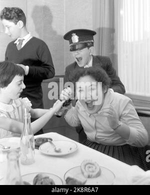 Oslo 19601128 Chanukka dure jusqu'à Pâques. Le parti Chanukka a commencé - le parti lumière juif. Pendant huit jours, les Juifs durent. De la célébration dans la synagogue de la communauté religieuse de la mosaïque à Oslo. Le grand événement de cette année est la fête des enfants qui a lieu une fois pendant Chanukka. Elle réveille les chapeaux en papier, les boissons gazeuses, les gâteaux et les grands sacs de bonbons. Photo: Sverre A. Børretzen / actuel / NTB Banque D'Images