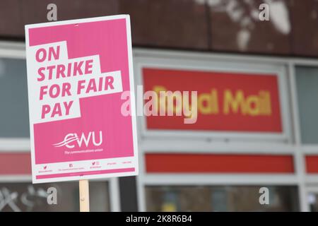 Photo du dossier datée du 26/08/22 d'une affiche tenue par un travailleur postal du Syndicat des travailleurs de la communication (CWU) sur la ligne de piquetage au Bureau de livraison de Royal Mail Whitechapel à l'est de Londres. Les employés de Royal Mail vont organiser une nouvelle grève mardi dans le cadre d'un conflit de longue date sur la rémunération et les conditions. Les membres de l'UCF monteront des lignes de piquetage à l'extérieur des bureaux de tri et de livraison partout au pays. Date de publication : lundi 24 octobre 2022. Banque D'Images