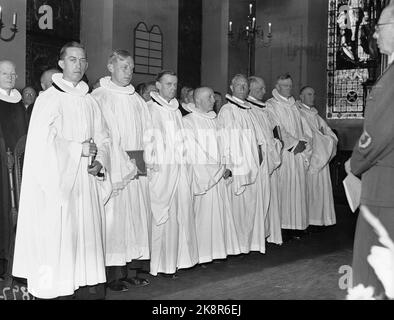 Oslo 19420628. Diocèse de l'Église de notre Sauveur. Mariage des évêques pendant la guerre. 8 des 9 évêques de l'église étaient présents lors du mariage de Lars Frøyland et Dagfinn Zwilgmeyer sur 28 juin 1942. Par ex. Le curé de la paroisse Sigurd Haga (Øvre Rendal), les évêques par intérim Dagfinn Zwilgmeyer (Bergen) Jørgen Sivertsen (Hammerfest), Georg Falck-Hansen (Hamar), Hans Olav Hagen (Oslo), Ole J. Kvasnes (Stavanger) et les deux ordinaires, Ludvig. Daae Zwilgmeyer et Lars Frøyland. Évêque catholique, prêtre dans la cathédrale, Einar Lothe, Trondheim était coordinateur. (Pas sur la photo) photo: Aage Kihle / NTB Banque D'Images