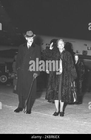 Gardemoen 19530125. La princesse Märtha, la princesse Astrid et la princesse Ragnhild viennent en Norvège. À l'aéroport de Gardemoen, ils ont été accueillis par le prince héritier Olav, le prince Harald et le roi Haakon. Ici, la princesse CROWN Märtha se délasse à l'arrivée avec le roi Haakon, avec un manteau, un chapeau et une canne. La Crown Princess avec un saut à la fourrure et un chapeau. Photo: Archives NTB / NTB Banque D'Images