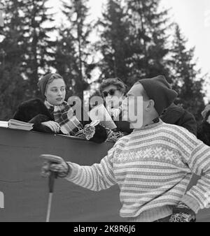 Norefjell 19530222. La princesse Ragnhild et Erling Lorentzen sur le ski de Norefjell. Nous voyons ici la princesse Ragnhild (retour) qui fume des cigarettes avec son fiancé Erling Lorentzen avec des skis. (Vis à tête cylindrique) Princesse Astrid avec lunettes de soleil. PHOTO: NTB ARKIB / NTB Banque D'Images