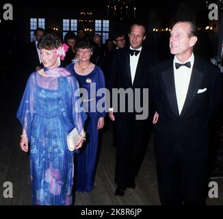 Oslo 19810507. La reine Elizabeth en visite en Norvège avec son mari, le prince Philip. Le Premier ministre Gro Harlem Brundtland est l'hôtesse pendant le dîner du gouvernement au château d'Akershus. Ici, nous voyons f.v. Princesse de la Couronne Sonja avec robe en mousseline bleue à fleurs dans ses cheveux comme décoration, le Premier ministre Gro Harlem Brundtland, le Prince de la Couronne Harald et le Prince Philip. Sourire. Photo: NTB / NTB Banque D'Images