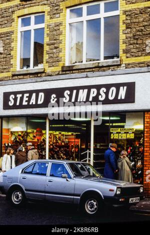 Stead and Simpson Shoe Shop à Porthcawl, au sud du pays de Galles, au début des années 1980 Banque D'Images