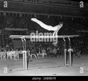 Kiel, Allemagne janvier 1960 le meilleur Turner Åge Storhaug de Norvège en action au comptoir lors d'une convention à Kiel. Storhaug a été champion norvégien 14 fois et champion nordique six fois. Photo: NTB / NTB Banque D'Images