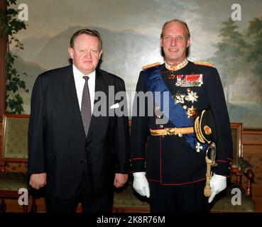 Oslo 199410 : visite d'État de la Finlande en Norvège. Le Président Martti Ahtisaari et Mme Eeva ont effectué une visite officielle en Norvège. La visite d'État a été en partie ajoutée à Oslo et en partie à Tromsø. Photo: Photographie officielle dans les birdworks au château. Ici, le président Ahtisaari et le roi Harald. Photo: Lise Åserud Banque D'Images