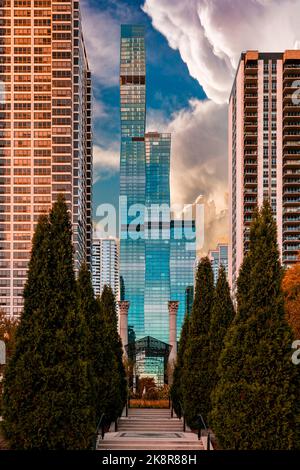 Chicago, Illinois, États-Unis - 21 octobre 2022: St. Regis Towers à Chicago, vu du cancer Survivor Park. Banque D'Images