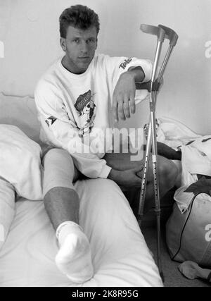 Coupe du monde de hockey sur glace Oslo 19890406 en Norvège. Rune Gulliksen a été malchanceux et a lutté avec un ligament à l'intérieur du genou pendant la lutte contre l'Autriche. Ici Gulliksen avec des béquilles. Photo: Jørn H. Moen / NTB / NTB Banque D'Images