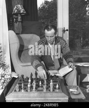 Bærum, Eiksmarka 19600924. Le réalisateur Arne Skouen dans sa villa sur Eiksmarka. Son dernier film « surarrondi » est un succès. L'excitation de faire tomber un nouveau film à travers le premier-aiguille oeil est tout aussi grand à chaque fois. Ici, Skouen joue aux échecs et fume à la maison dans le salon. Cuisinière à poux. Photo: Ivar Aaserud courant / NTB Banque D'Images