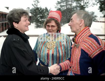 Karasjok 19950221. Le Premier ministre Gro Harlem Brundtland lors de sa visite à Karasjok, où elle a également visité le Parlement sami. Nous voyons ici Brundtland avec Inger Anne Sara Gaup, qui a occupé le bureau du premier ministre dans le cadre des manifestations de l'Alta en 1981. Mari Mathis Gaup (homme à la tête). Photo: Gorm Kallestad NTB / NTB Banque D'Images